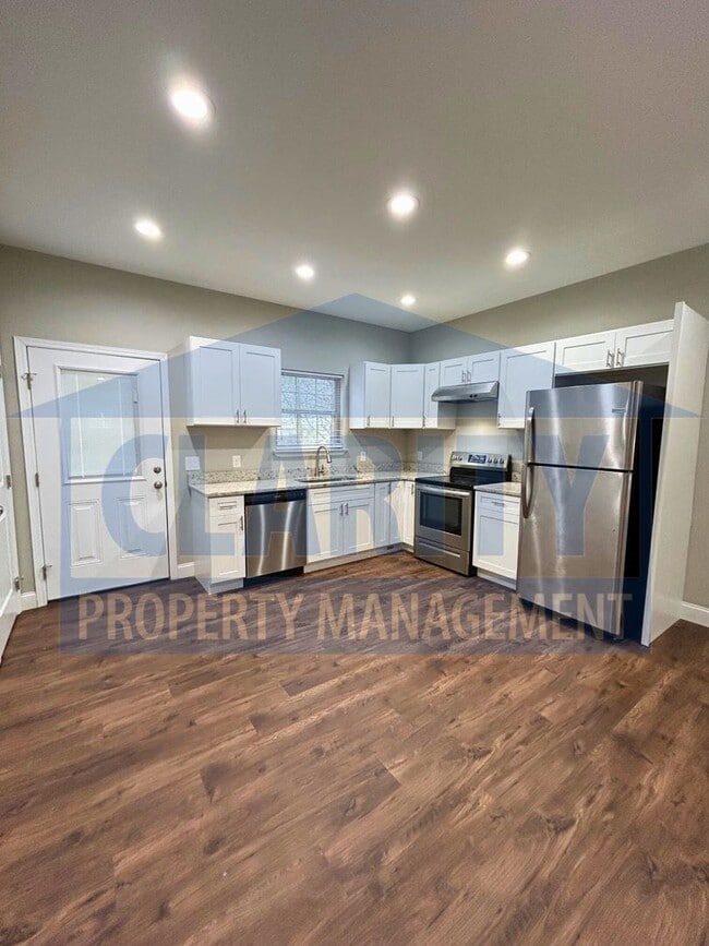 Building Photo - Two bedroom townhome in great, central location!