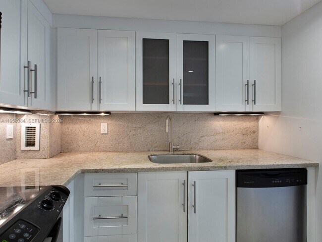 Building Photo - 90 Edgewater Dr