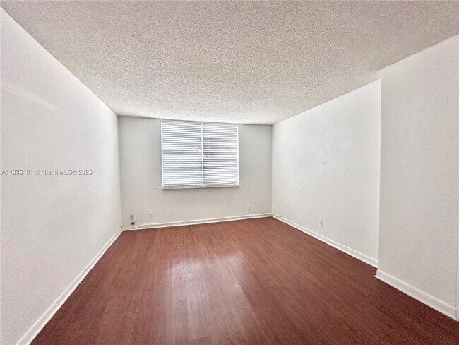 Building Photo - 250 Jacaranda Dr
