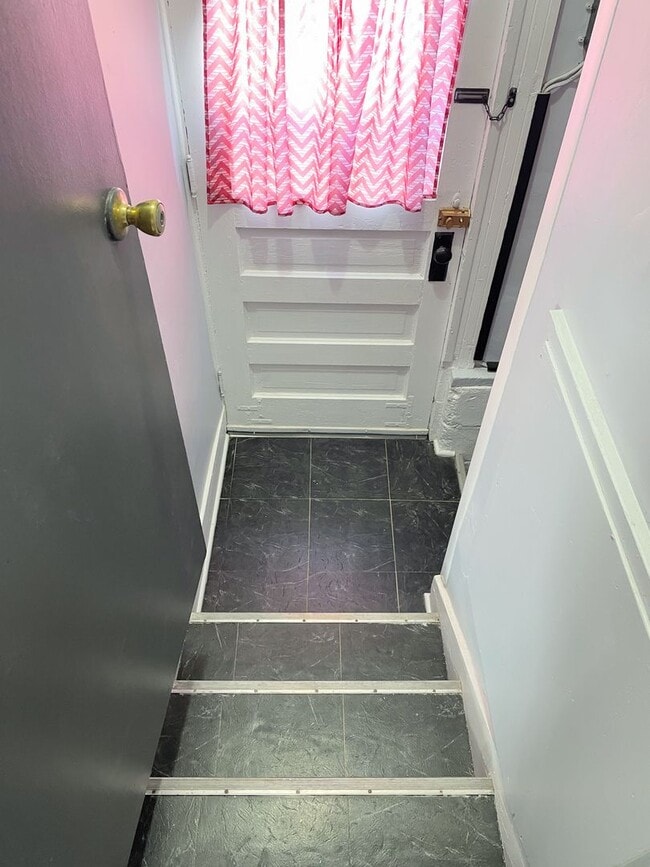 Building Photo - Clean 1 bedroom home