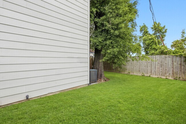 Building Photo - 1404 Mansfield St