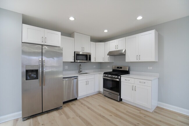 Building Photo - 836 N Parkside Ave