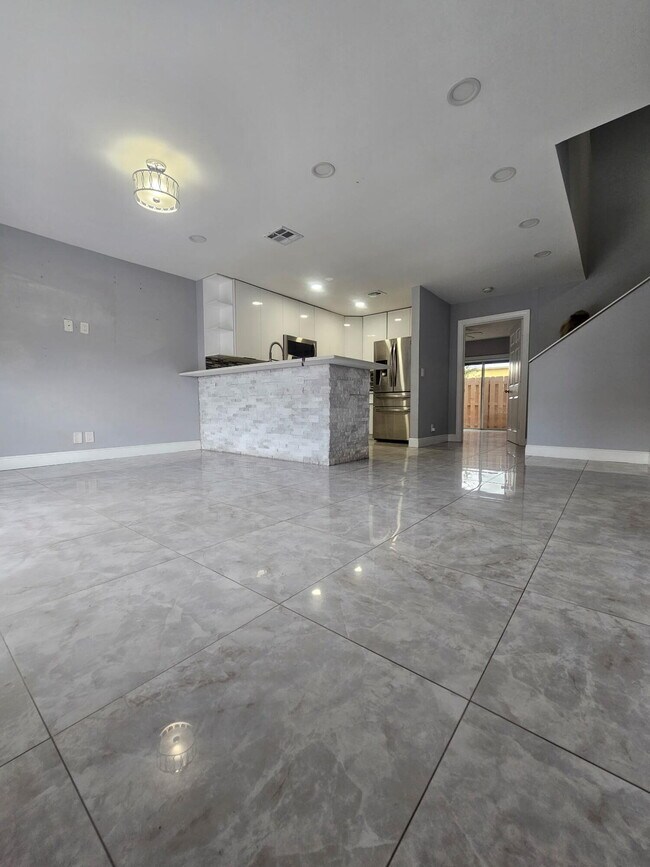 Building Photo - 331 Cypress Way W