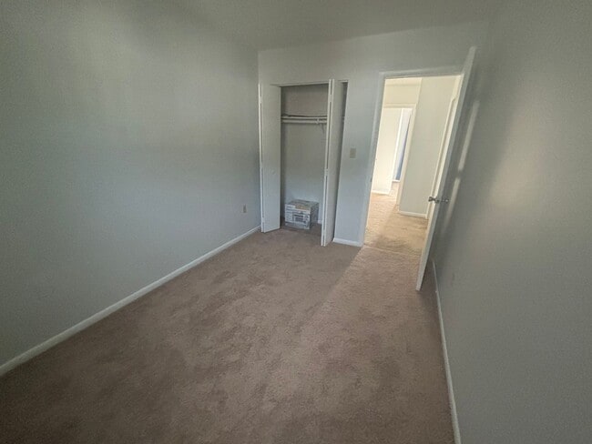 Building Photo - Charming 3 Bedroom 1.5 Bathroom Newport Ne...