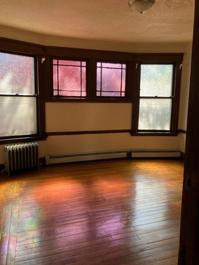 Building Photo - College Rental