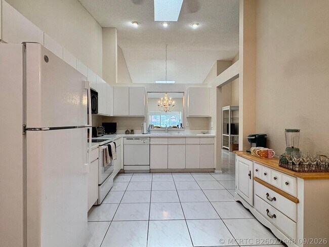 Building Photo - 7702 Majestic Palm Dr