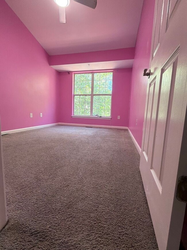 Building Photo - Beautiful Townhome in Seven Oaks!