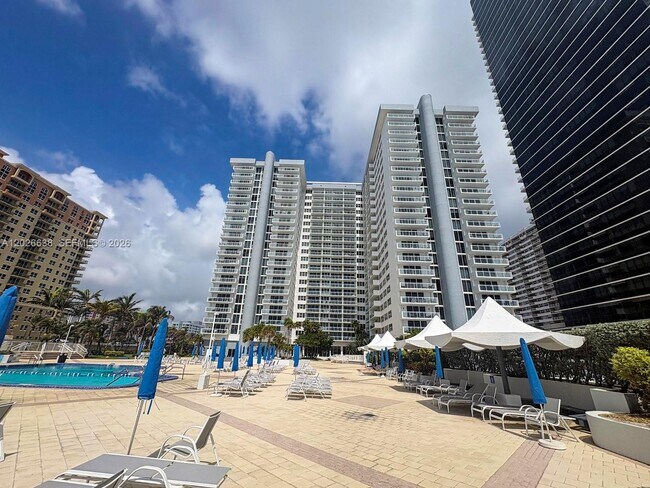 Building Photo - 2030 S Ocean Dr