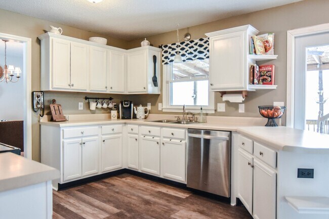 Building Photo - Pet Friendly Home on Half Acre Lot!