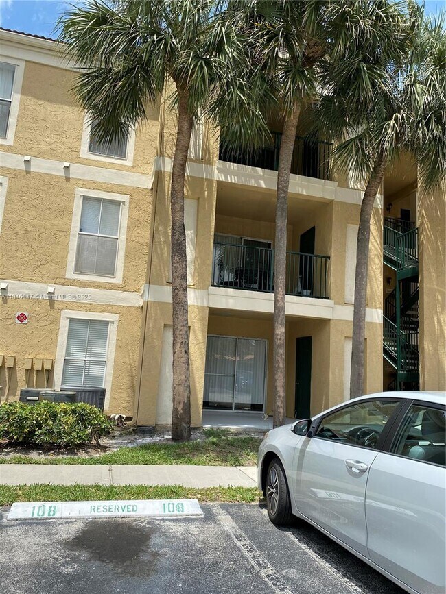 Building Photo - 733 Riverside Dr