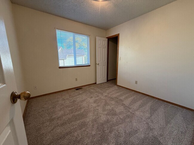 Building Photo - Near Ft Carson, 1342sf Bi-level, 3bd/2ba/2...