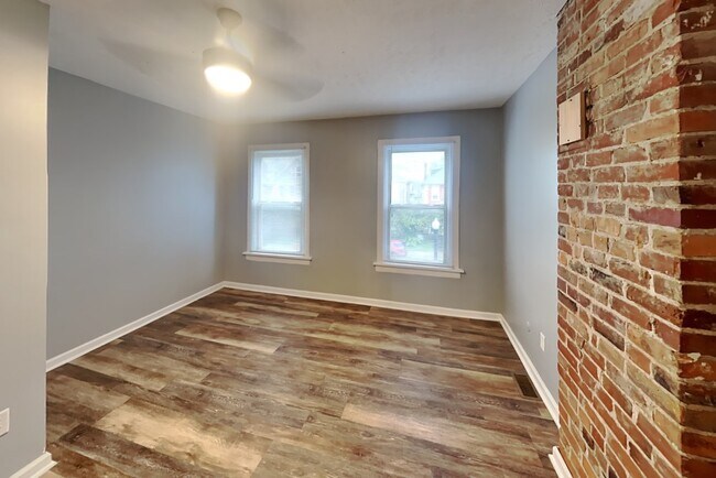 Building Photo - 127-141 E 11th Ave-141