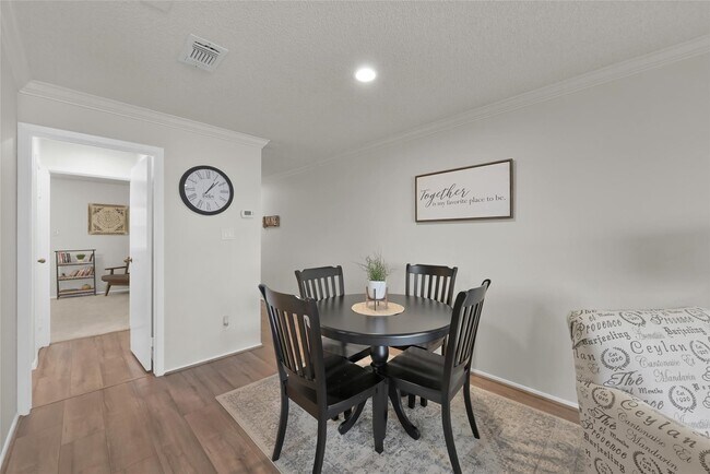 Building Photo - 3900 Aspen Dr