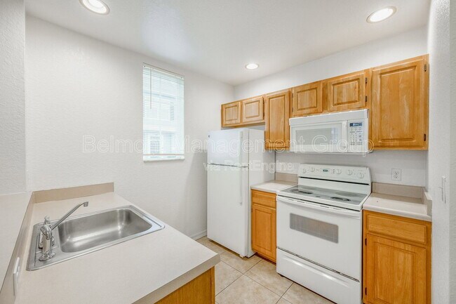 Building Photo - 4021 Venetian Bay Dr