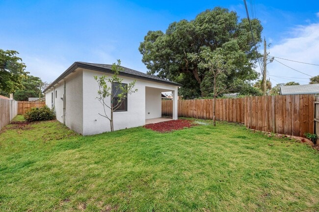 Building Photo - 633 55th St