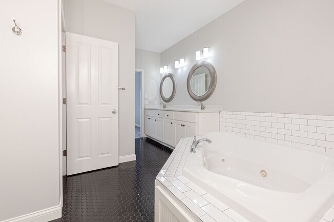 Building Photo - 10774 Falling Water Ln