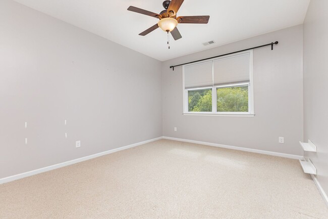Building Photo - MOVE-IN READY!