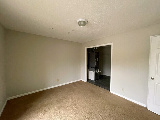 Building Photo - 5001-5007 7 Pine Cir