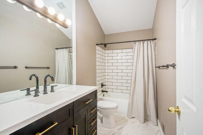 Building Photo - 5660 Versailles Ave