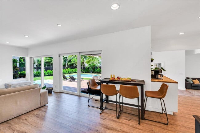 Building Photo - 549 NE 14th Ave