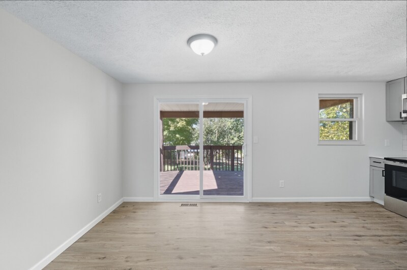 Building Photo - 7 Waterside Way