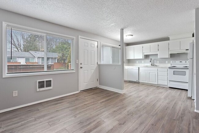 Building Photo - 2 bedroom 1 bath in Clackamas!!