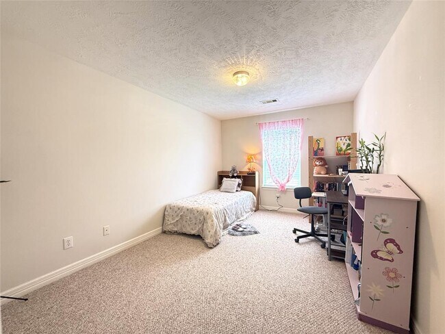 Building Photo - 4027 Park Thicket