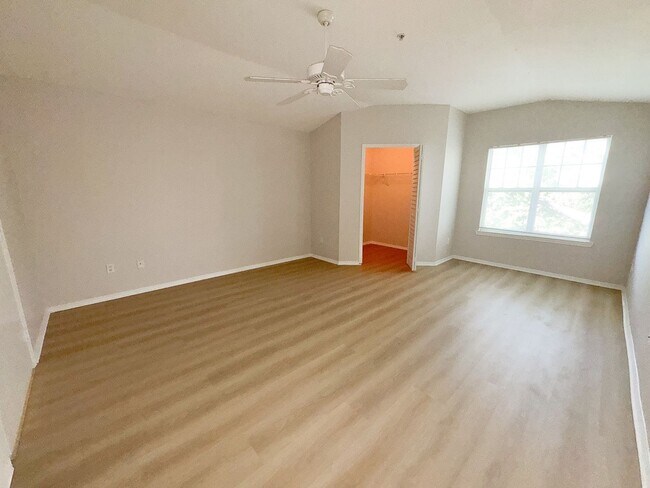 Building Photo - NEW-Remodeled bathroom & kitchen! NEW VINYL PLANK flooring & fresh paint! 2 bedroom 1 bath condo ...