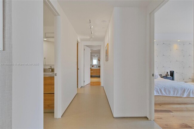 Building Photo - 520 Brickell Key Dr