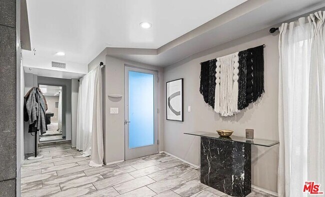 Building Photo - 615 6th Ave