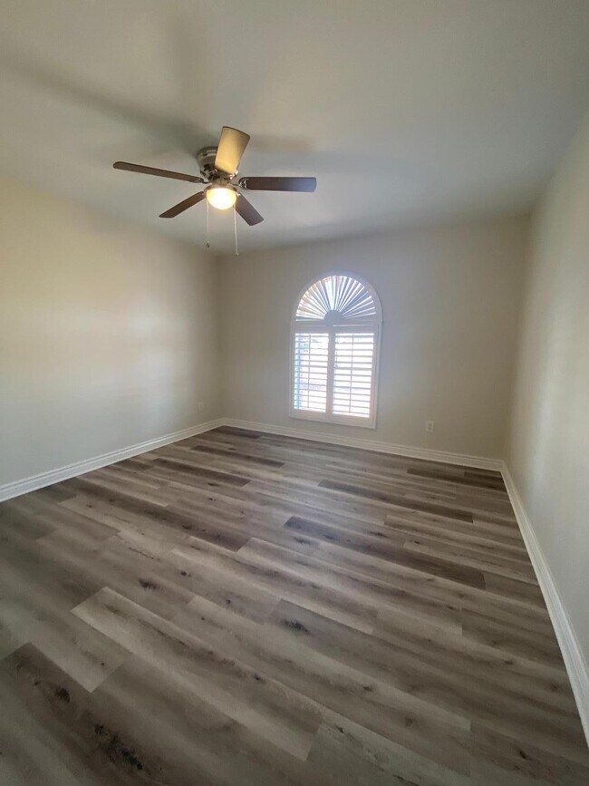 Building Photo - 5149 E Shaw Butte Dr