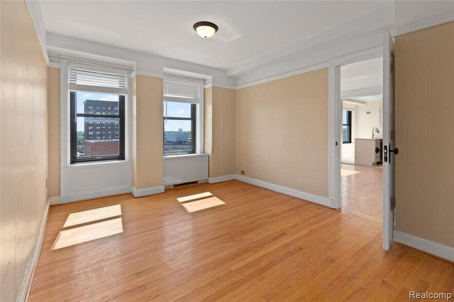 Building Photo - 15 E Kirby St