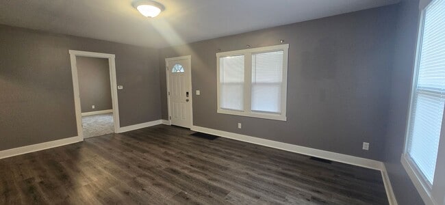 Building Photo - 1590 W. Waggoner-- 2 bed, 1 bath