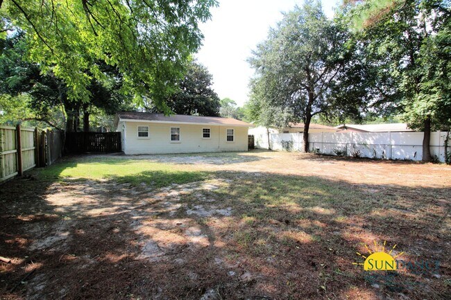 Building Photo - Great 3 Bedroom Home Near Hurlburt Field!