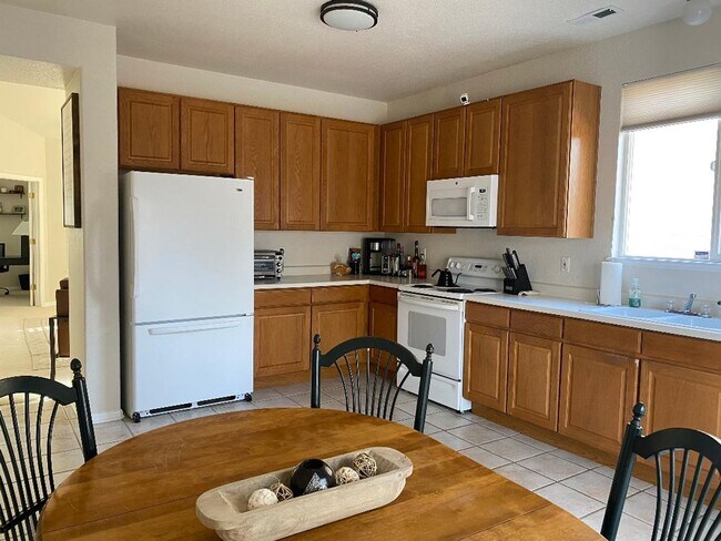 Building Photo - Lovely 2 Bed Plus Office Ranch Home on Eastside