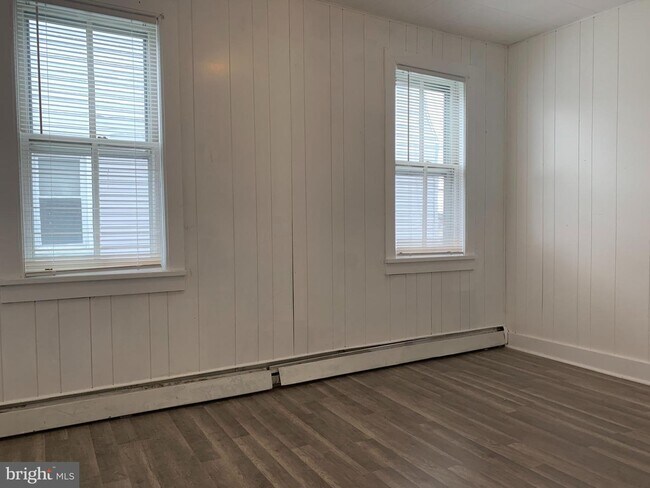 Building Photo - 822 Columbus Rd