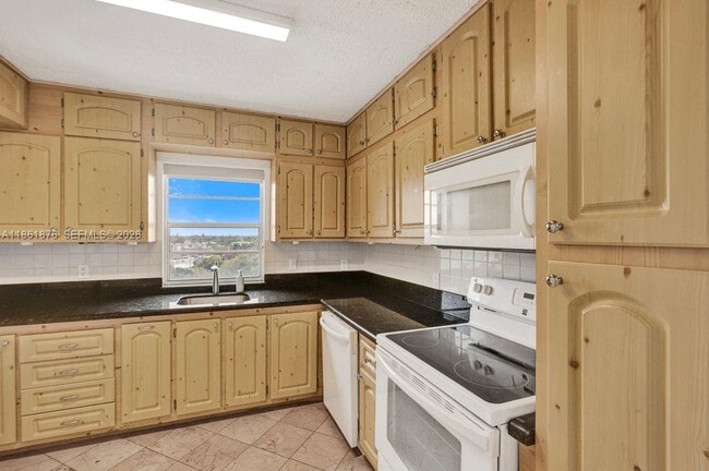 Building Photo - 2025 NE 164th St