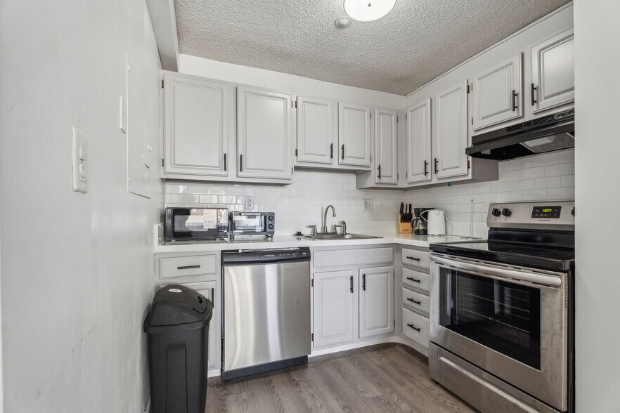 Building Photo - 1711 Bellevue Ave
