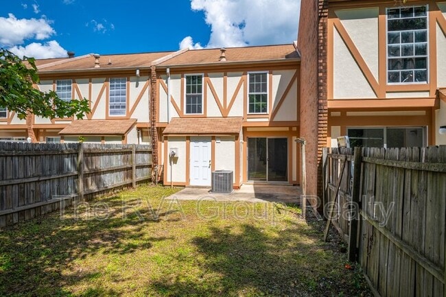 Building Photo - 749 Pleasant St
