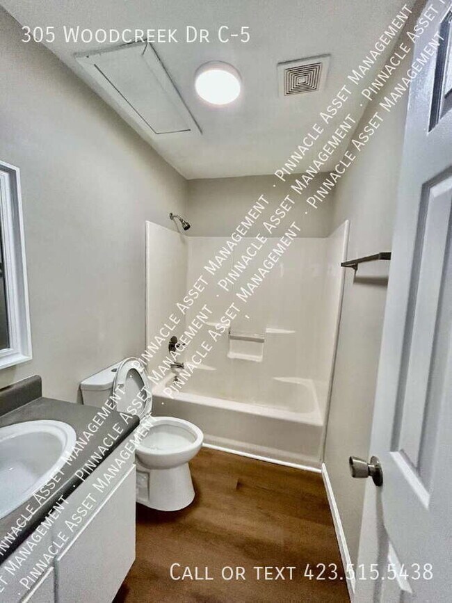 Building Photo - 305 Woodcreek Rd