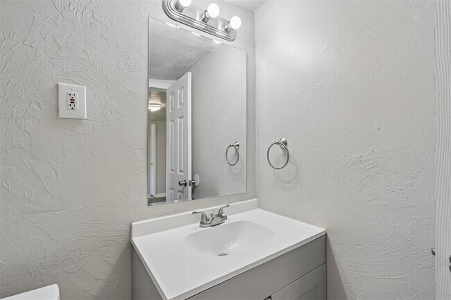Building Photo - 510 N Marshall Dr