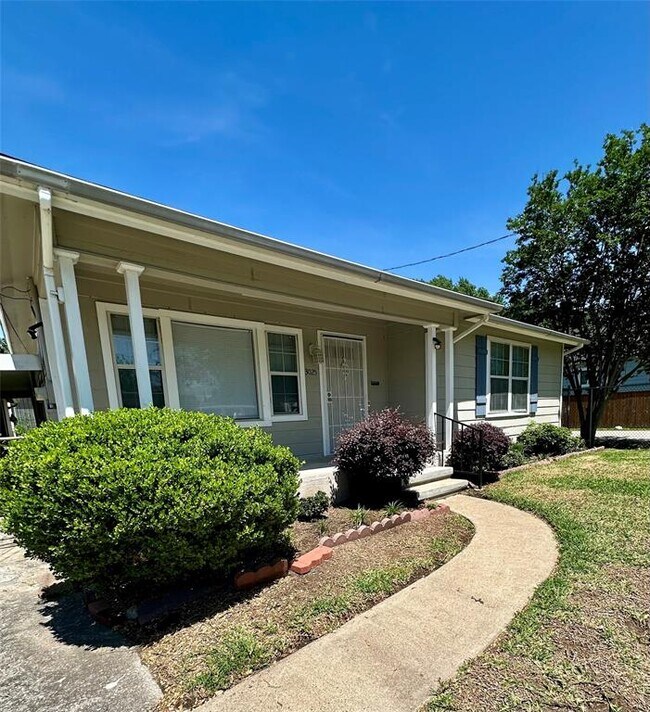 Building Photo - 3025 Adelia St