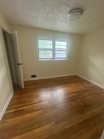 1st Bedroom - 144 Telford St