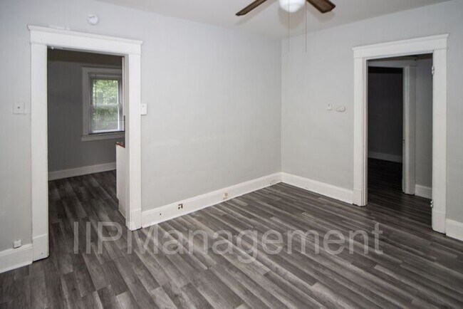 Building Photo - Newly Renovated 2 Bedroom Down Unit in Cle...