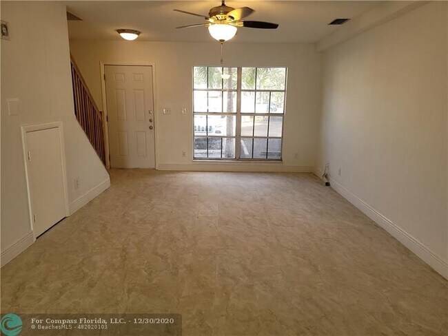 Building Photo - 2828 Edgehill Ln