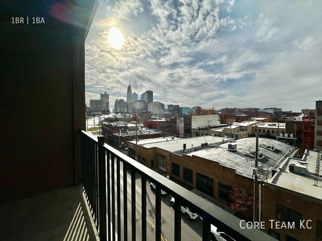 Building Photo - Top floor one bedroom in River Market