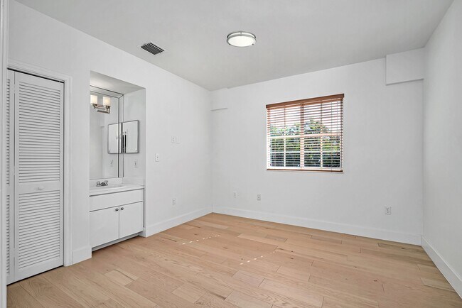 Building Photo - 1135 Asturia Ave