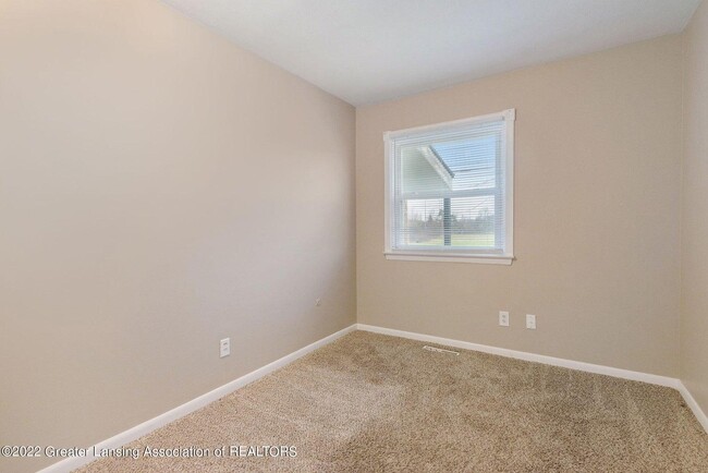 Building Photo - 858 E Greenlawn Ave