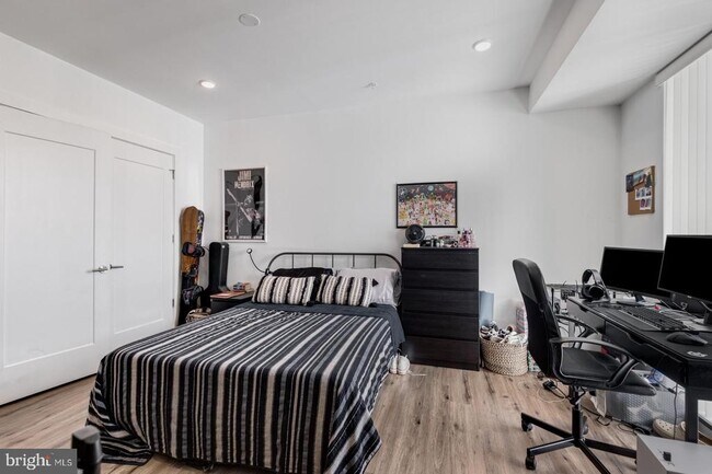 Building Photo - 304 Master St