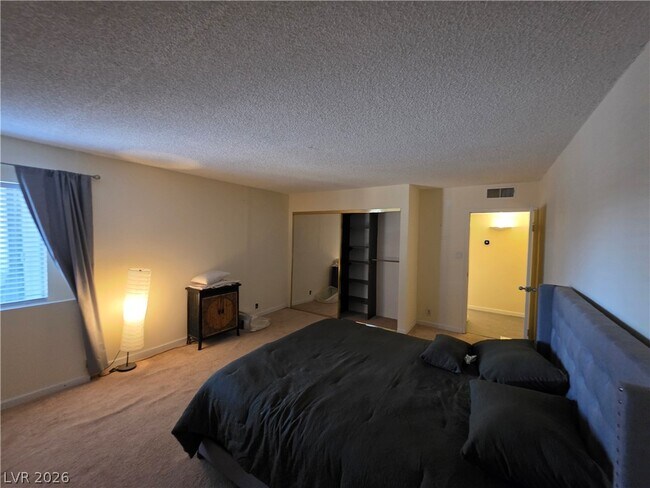 Building Photo - 750 S Royal Crest Cir